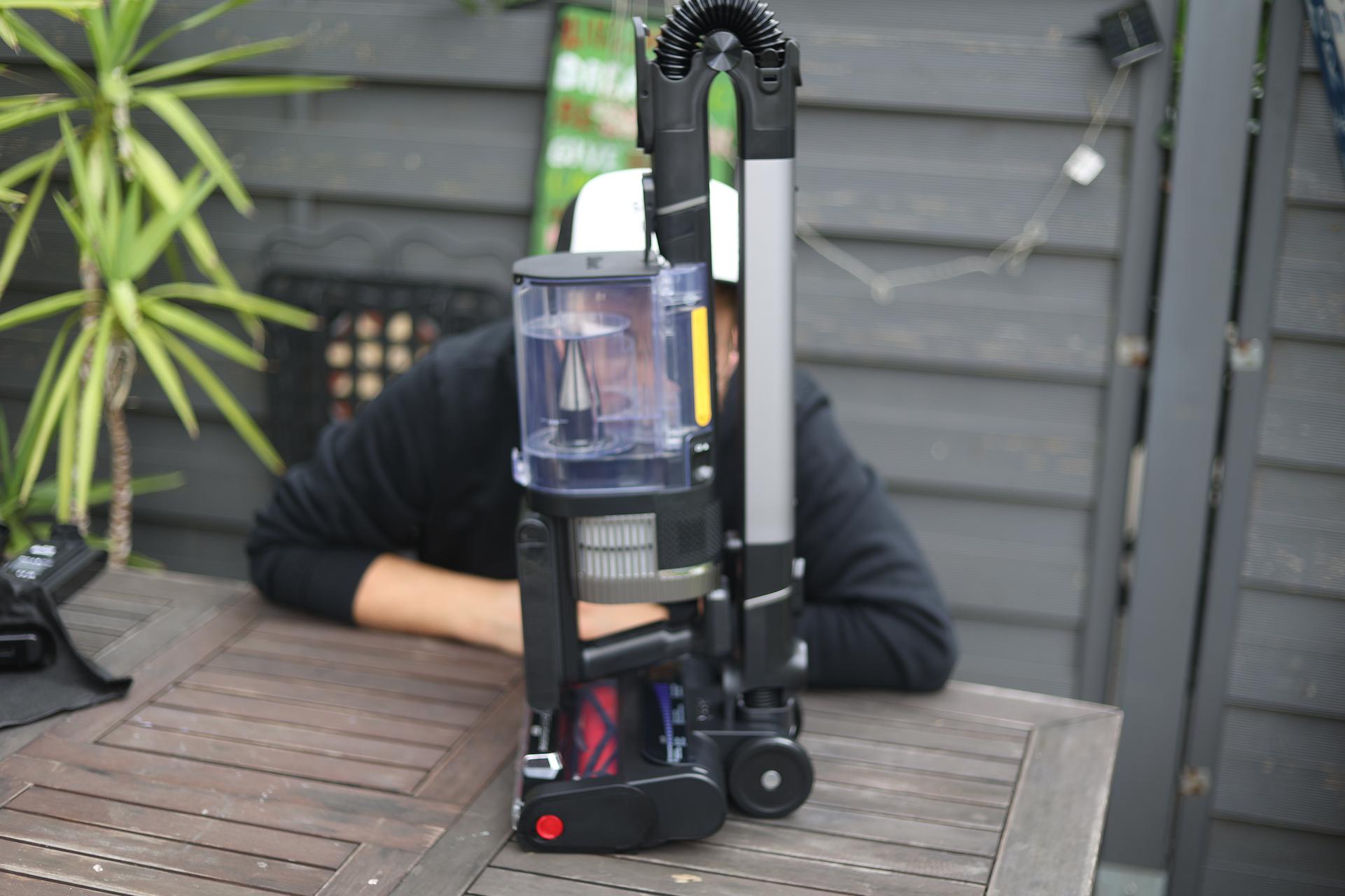 Shark Stratos aufrecht stehend aufbewahren